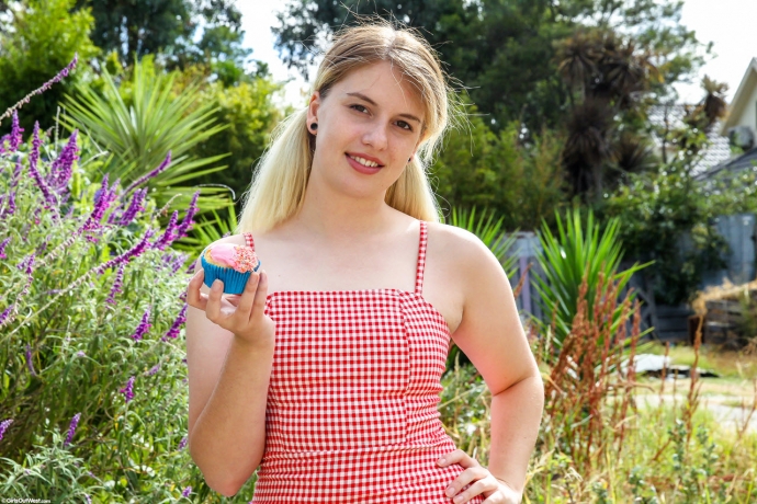 GirlsOutWest Katie Gee Cupcake - 5 April 2018 (4000px)