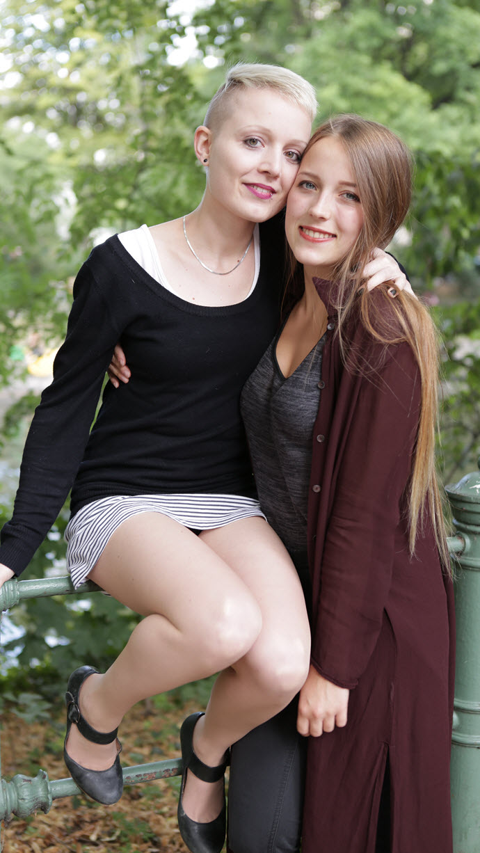Ersties Konstanze and Sophia 20-25 years - Lesbian (1080p/photo)
