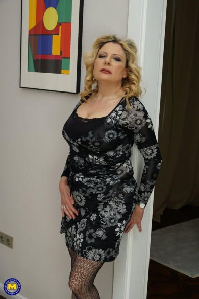 Mature.nl Valentina (EU) (51) - Italian curvy housewife Valentina loves fucking and sucking a cock!