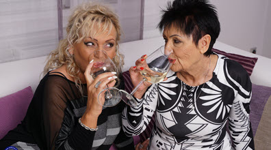 Mature.nl Karina W. (68) & Malinde (52) - Mature lesbians Karina & Malinde eating eachothers pussy - 29 November 2017 (1080p/photo)