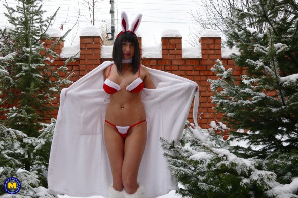 Mature.nl Sharon (36) - Sexy skinny cougar gives striptease in the snow!