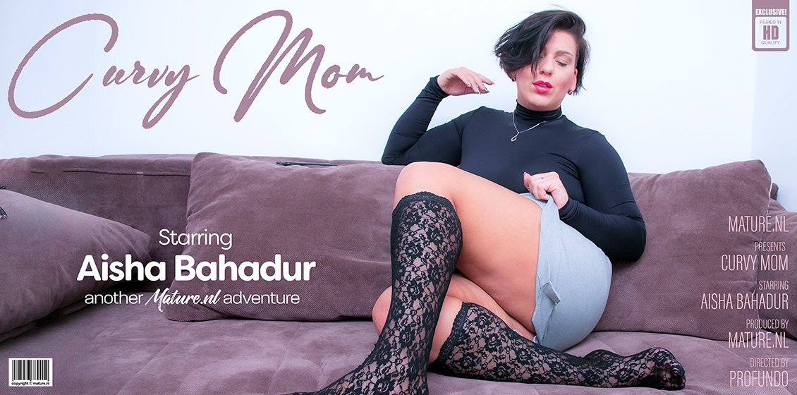 Mature.nl Aisha Bahadur (31) - Curvy Mom Aisha is playing with her wet shaved pussy