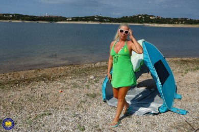 Mature.nl Beth (45) - See voyeur MILF Beth show off her hairy pussy at the beach