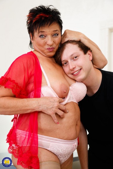 Mature.nl Joanne (61) & Lenny Yankee (25) - Joanne is a hairy curvy grandma with a horny plan for her and her toyboy
