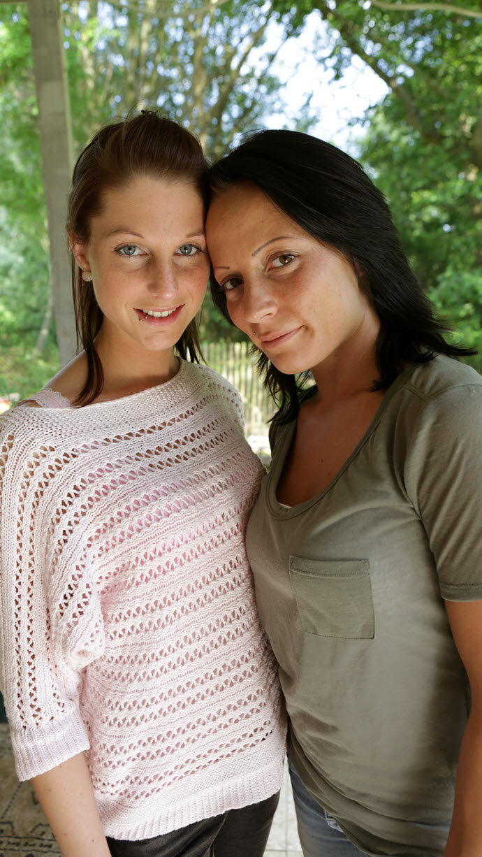 Ersties Sara and Mia 22-26 years - Lesbian (1080p/photo)