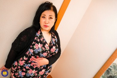 Mature.nl Shizuka Nikaido (55) - Curvy Shizuka Nikaido has extra attention for her stepson
