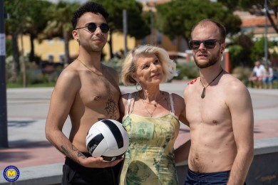 Mature.nl Aaron Klay (24), Eva Delage (EU) (70) & Maxime Horns (28) - Modern grandma cougar Eva Delage gets two young to fuck her in a threesome