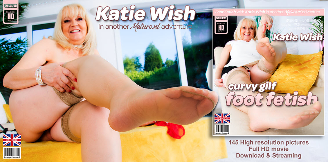 Mature.nl Katie Wish (EU) (63) - Big breasted Katie Welsh is a hot curvy British granny who loves fooling around with her feet