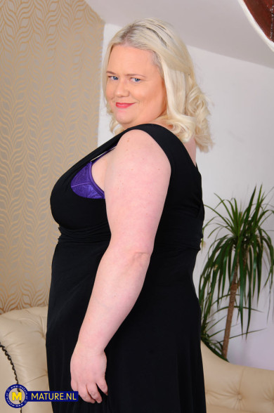 Mature.nl Kerry (EU) (40) - Blonde BBW cougar Kerry is a naughty British housewife that loves to masturbate her shaved pussy