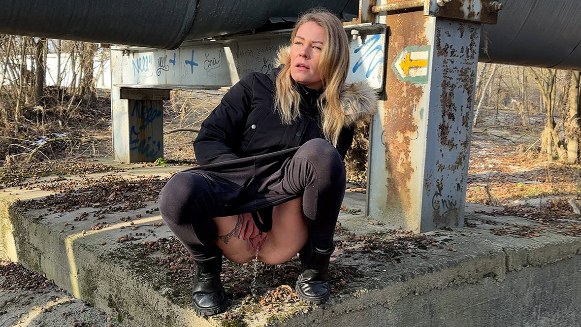 Got2pee Claudia Macc - Concrete Pillar