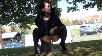 Got2pee Crouching Pee