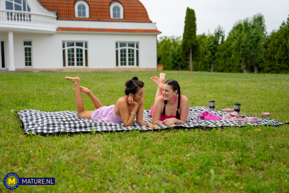 Mature.nl Emily Devine (59), Mitzi X (20) & Suzie Sparklez (22)