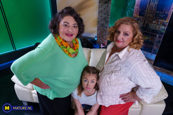 Mature.nl Edina (55), Jana (61) & Maya (24)